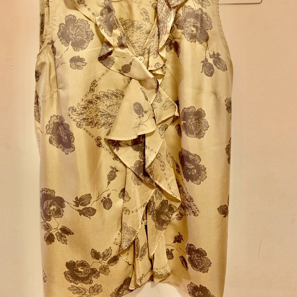 Sleeveless mushroom colored blouse w/floral print & ruffled v-neck (size S) - Picture 3 of 3